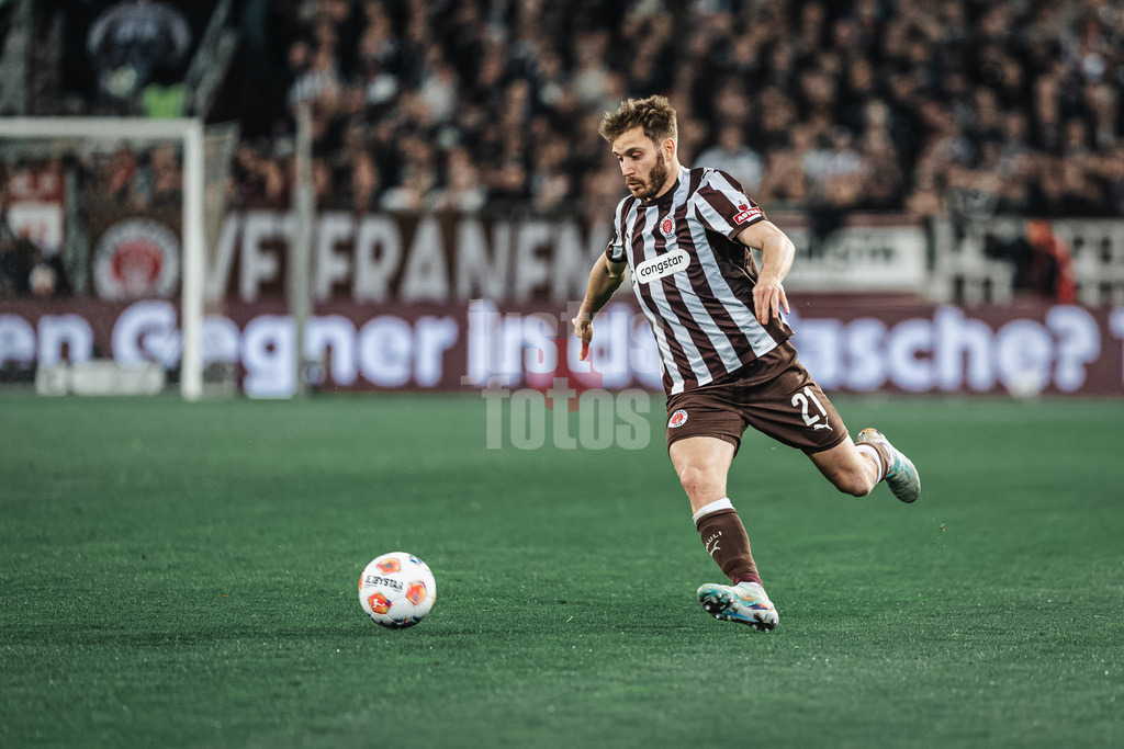 Fußball | Männer | Saison 2025/2026  | Fußball-Bundesliga | 30. Spieltag | FC St. Pauli vs. 1. FC Köln | 17.04.2026 | Lars Ritzka (#21, FC St. Pauli)
