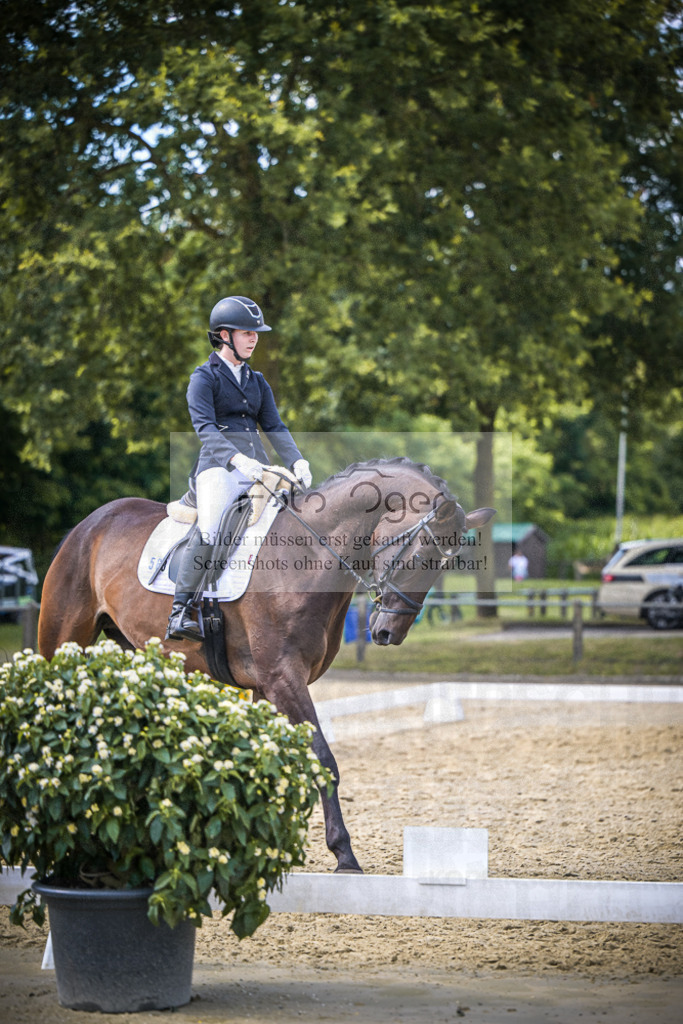 DOS_7938 | Entdecke hochwertige Reitturnierfotos von Foto Oger. Professionell, emotional und authentisch – jetzt Lieblingsmomente im Shop bestellen.Deutschlandweite Turnierfotografie. - Realisiert mit Pictrs.com
