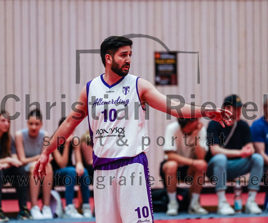 2022-05-15_029_SpVgg_Altenerding_gegen_TSV_Muenchen-Forstenried | Erding, Deutschland, 15.05.2022:
Basketball, Bezirksliga 2021 / 2022, Play-Offs, SpVgg Altenerding gegen TSV München-Forstenried, Endergebnis: 55:57

Abdul Azim Amani (SpVgg Altenerding, #10)

Foto: Christian Riedel / fotografie-riedel.net