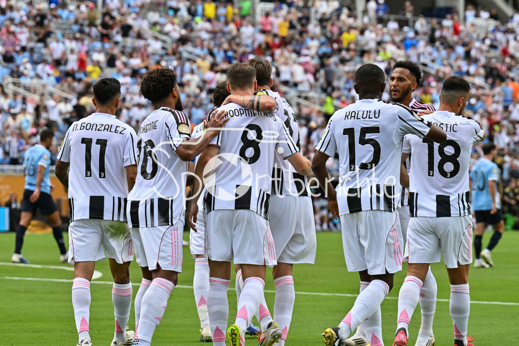 Juventus Turin - Manchester City | Jubel der Italiener nach dem Treffer zum 1-1 Ausgleich durch Teun KOOPMEINERS (Juventus Turin 8) / Tor / Torschuetze / Freude / Happy / FIFA Club World Cup: Juventus Turin - Manchester City, Camping World Stadium am 26.06.2025 / NOT FOR SALE IN USA