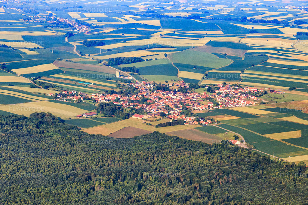 Luftbild: Ortsansicht aus Norden in Salmbach im Bundesland Bas-Rhin in Frankreich. – Foto: IMG_107866.jpg vom 10.06.2018 durch Werner Riehm/FLY-FOTO.de – Auflösung des Originals: 5472 x 3648 px