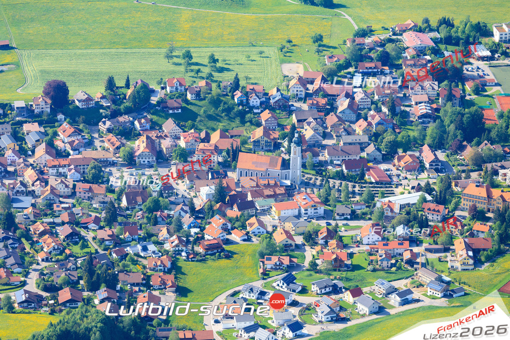 Die Luftaufnahme der Stadt Scheidegg wurde vom UL-Flugzeug heraus erstellt ( keine Drohne )- hohe Auflösung für beste Qualität
