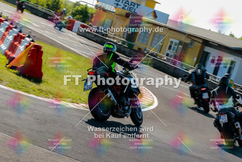 Moto-TeamOBK-21204 | Hier findet Ihr Bilder von Touristenfahrten auf der Nürburgring Nordschleife oder von anderen Veranstaltungen die ich besucht habe. Viel Spass beim Durch Schauen 