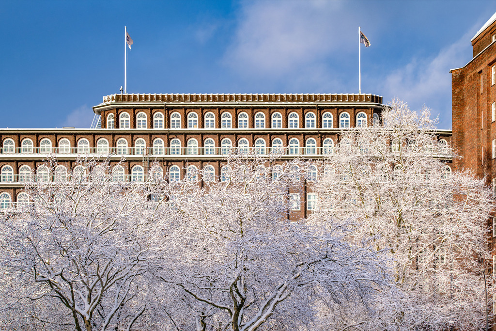 10260102 - Chilehaus im Winter | Blick auf das Chilehaus im Kontorhausviertel mit schneebedeckten Bäumen.