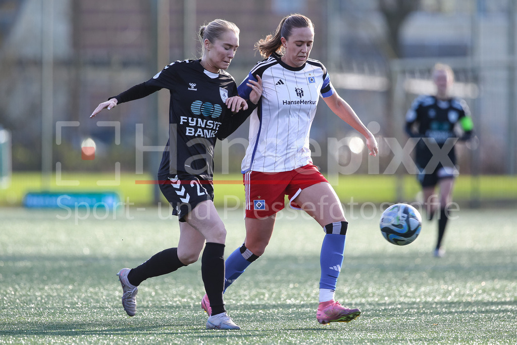 Fussball, Testspiel Frauen, Hamburger SV - Kolding IF | v.li.: Victoria Schulz (Hamburger SV, 19) im Zweikampf, Duell, Dynamik, Aktion, Action, Spielszene