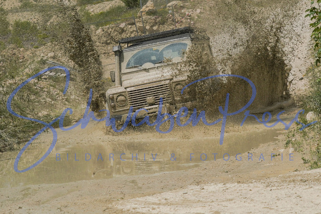 DSC08951 | Vierradfahrzeuge testen unterschiedliches Terrain - ueber Stock und Stein

Offroad Grundkurs im Steinbruch. Unterschiedliche Fahrgegebenheiten mit dem gelaendegaengigem Offroad-Fahrzeug. 

Deutschland, Geisingen, Steinbruch Meichle und Mohr, 10.06.2023