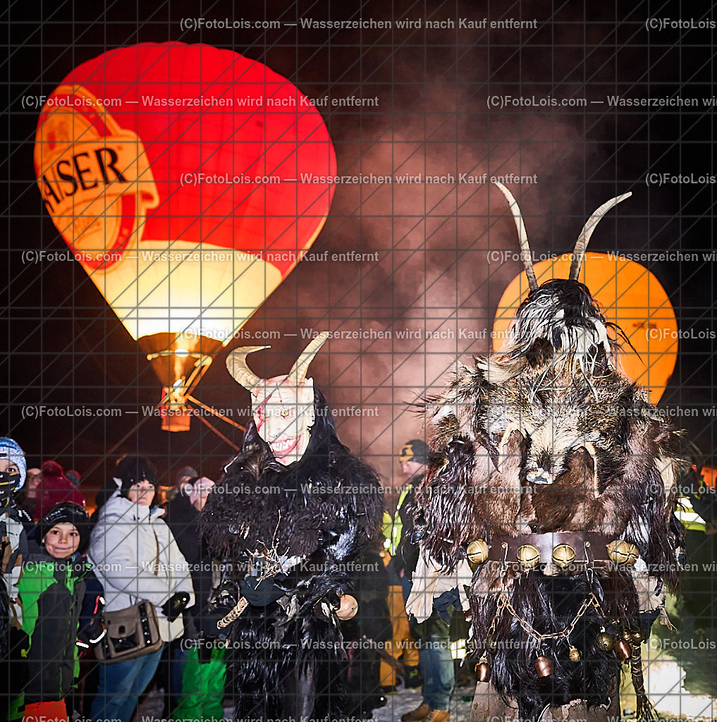 _ALP8343_NACHTderBALLONE_Lackenhof_Gaminger Oetscherteufel | ... mit dem Ballonsportclub Ötscherland aus Wieselburg, der Bergrettung Lackenhof mit einer Schauübung, der Perchtengruppe 'Gaminger Ötscherteufeln' und dem Musikverein Lackenhof, die Ballonfahrer spendeten ihre Gage in diesem Jahr dem schwer verunglückten Gerald Bernreiter alias 'KLEX' der erst nach der ReHa und einem Umbau seines Hauses in Lackenhof frühestens im Mai 2026 wieder nach Hause kommen kann, So 28. Dezember 2025.