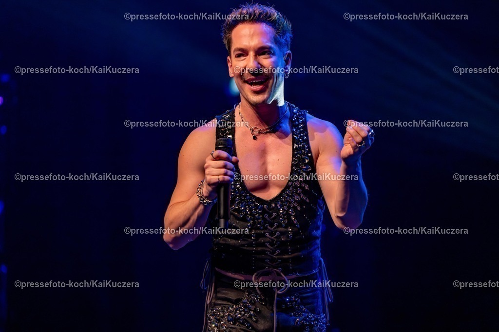 xKKU1502250101011 | 15.02.2025, xkkux, Düsseldorf, Entertainer Nico Stank - performt bei seinem Bühnenprogramm Akte Ex in der Mitsubishi Electric HALLE. 