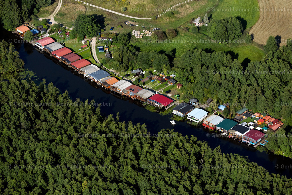 4062338 | MIROW 08.09.2021 Bootshaus- Reihen mit Sportboot- Anlegestellen und Bootsliegeplätzen am Uferbereich des Kanals der Mecklenburgische Seenplatte in Mirow im Bundesland Mecklenburg-Vorpommern, Deutschland. // Boat House ranks with the recreational marine jetties and boat mooring area on the banks of the canal of the Mecklenburg Lake District in Mirow in the state Mecklenburg - Western Pomerania, Germany. Foto: Gerhard Launer