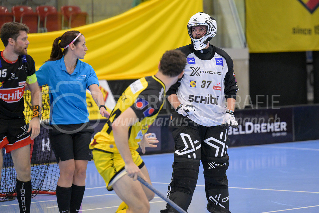 HC Rychenberg vs UHC Uster - 14. October 2022 | HC Rychenberg vs UHC Uster
AXA Arena, Winterthur
Nicola Brütsch (#37 UHC Uster) behält die Ruhe.
Bild: Sportfotografie Markus Aeschimann | www.markus-aeschimann.ch - Realisiert mit Pictrs.com