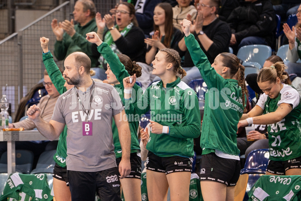Handball I Frauen I Saison 2025-2026 I 1. HBF I 17. Spieltag I VFL Oldenburg - Thüringer HC I 0284 | Niels Bötel (VfL Oldenburg) mit den VfL Oldenburg Frauen - Realisiert mit Pictrs.com