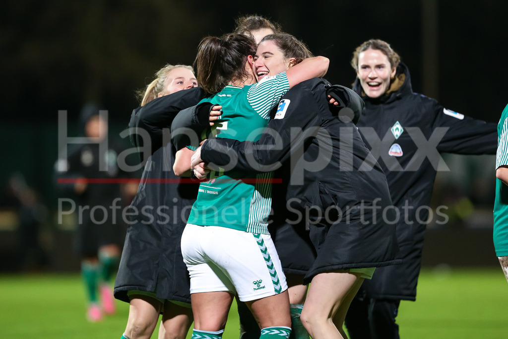 Fussball, Google Pixel Frauen-Bundesliga, SV Werder Bremen - Bayer 04 Leverkusen | v.li.: Tuana Mahmoud (geb. Keles, SV Werder Bremen, 10), Siegtorschützin Jasmin Sehan (SV Werder Bremen, 15) und Chiara Hahn (SV Werder Bremen, 21) mit Jubel über den Sieg, Freude über das gewonnene Spiel, DIE DFB-RICHTLINIEN UNTERSAGEN JEGLICHE NUTZUNG VON FOTOS ALS SEQUENZBILDER UND/ODER VIDEOÄHNLICHE FOTOSTRECKEN. DFB REGULATIONS PROHIBIT ANY USE OF PHOTOGRAPHS AS IMAGE SEQUENCES AND/OR QUASI-VIDEO.