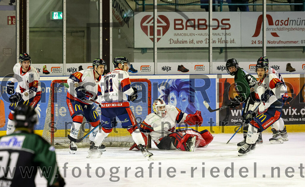 2023-01-13_022_TSV_Erding_gegen_VfE_Ulm-Neu-Ulm | Erding, Deutschland, 13.01.2023:
Eishockey, Bayernliga 2022 / 2023, 27. Spieltag, TSV Erding gegen VfE Ulm/Neu-Ulm, Endergebnis: 6:1

Felix Anwander (VfE Ulm/Neu-Ulm e. V., #11), Torwart David Heckenberger (VfE Ulm/Neu-Ulm e. V., #3), Erik Modlmayr (Erding Gladiators, #21)

Foto: Christian Riedel / fotografie-riedel.net