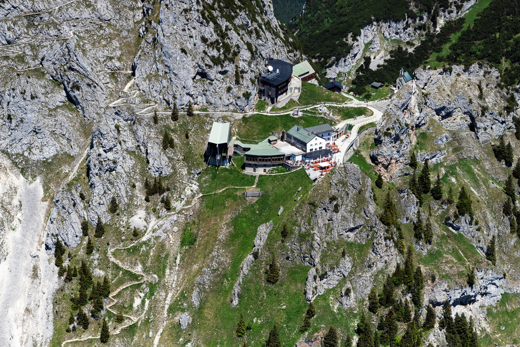 dr__0100273.jpg | BAYRISCHZELL 13.06.2023 Panoramarestaurant am Gipfel des Wendelsteinmassivs bei Bayrischzell im Bundesland Bayern. 