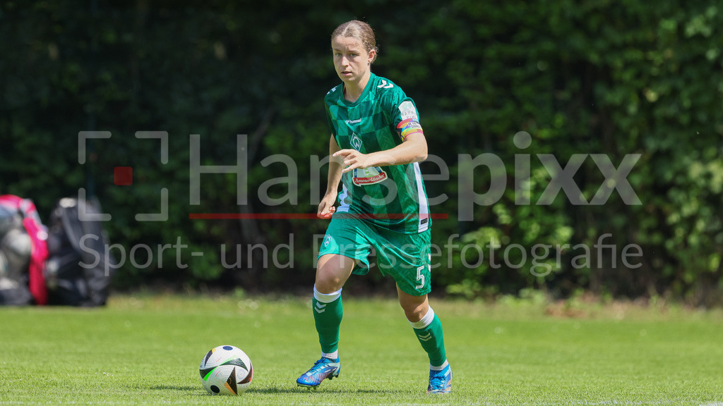 Fussball, Testspiel Frauen, SV Henstedt-Ulzburg - SV Werder Bremen | v.li.: Michelle Ulbrich (SV Werder Bremen, 5) am Ball, Freisteller, Einzelbild, Ganzkörper, Aktion, Action, Spielszene