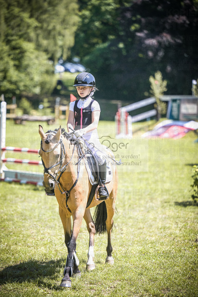 DOS_4695 | Entdecke hochwertige Reitturnierfotos von Foto Oger. Professionell, emotional und authentisch – jetzt Lieblingsmomente im Shop bestellen.Deutschlandweite Turnierfotografie. - Realisiert mit Pictrs.com