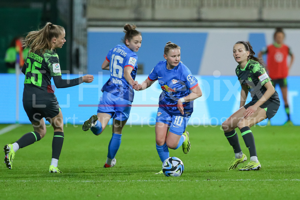 Fussball, Google Pixel Frauen-Bundesliga, VfL Wolfsburg - RB Leipzig | v.li.: Vivien Endemann (VfL Wolfsburg, 25), Michaela Croatto (RB Leipzig, 16), Vanessa Fudalla (RB Leipzig, 10) am Ball, Einzelbild, Ganzkörper, Aktion, Action, Spielszene, Joelle Wedemeyer (VfL Wolfsburg, 24), DIE DFB-RICHTLINIEN UNTERSAGEN JEGLICHE NUTZUNG VON FOTOS ALS SEQUENZBILDER UND/ODER VIDEOÄHNLICHE FOTOSTRECKEN. DFB REGULATIONS PROHIBIT ANY USE OF PHOTOGRAPHS AS IMAGE SEQUENCES AND/OR QUASI-VIDEO.