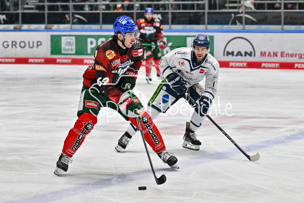 Augsburger Panther - Straubing Tigers | im Duell Thomas SCHEMITCH (Augsburger Panther #62) und Taylor LEIER  (Straubing Tigers #7) / Zweikampf / DEL: Augsburger Panther - Straubing Tigers, Curt Frenzel Stadion am 29.11.2024