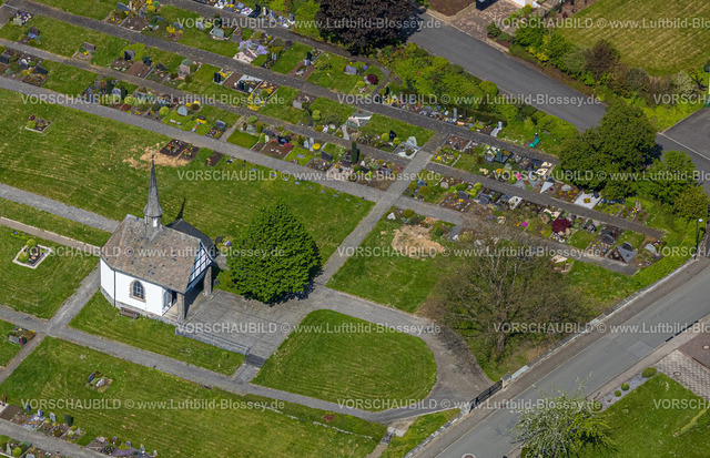 Bestwig240503048 | Luftbild, Nuttlar Friedhof Gräberfeld und Friedhofskapelle, Zum Kreuzberg, Nuttlar, Bestwig, Sauerland, Nordrhein-Westfalen, Deutschland