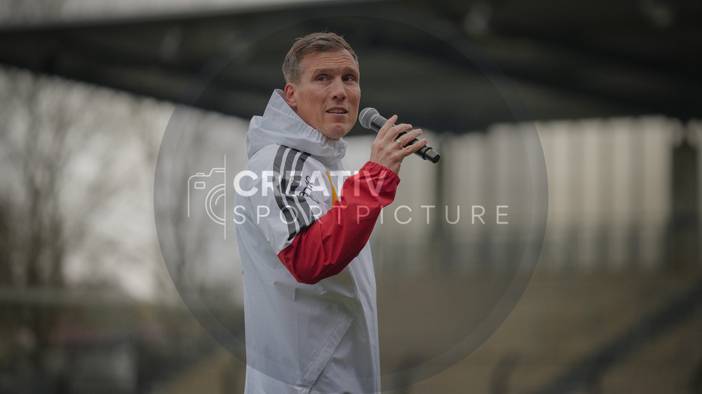 Fußball, Nachwuchs, Training, DFB, Demo-Einheit der Trainingsphilosophie Deutschland im Karl-Liebknecht-Stadion Potsdam, | Fußball, Nachwuchs, Training, DFB, Demo-Einheit der Trainingsphilosophie Deutschland im Karl-Liebknecht-Stadion Potsdam, Im Bild: Hannes Wolf (DFB) spricht zu den Zuschauern. - Realisiert mit Pictrs.com