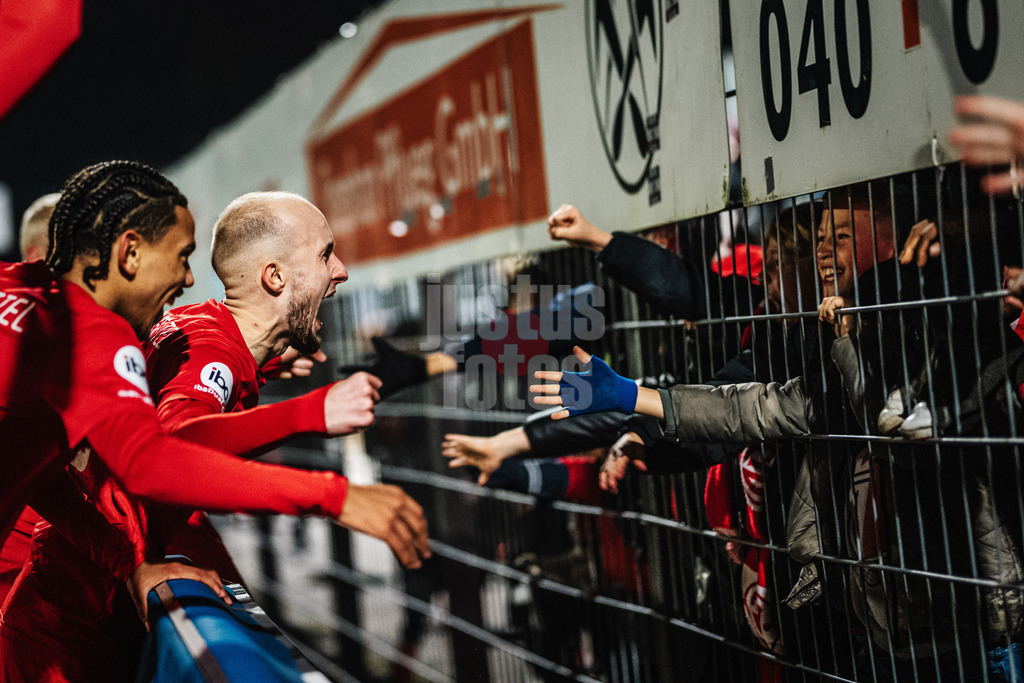 Fußball | Männer | Saison 2024/2025 | Gamesright Oberliga Hamburg | 16. Spieltag | SC Victoria vs. Eimsbütteler TV | 08.11.2024 | v.l. Josh Görtzen (#14, Eimsbütteler TV)  und Blerim Qestaj (#10, Eimsbütteler TV) beim Jubel mit den Fans