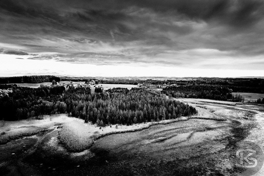 Ground Levels – Abstrakte Landschaften entwässerter Seen aus der Vogelperspektive | Ground Levels zeigt Drohnenaufnahmen entwässerter Seegründe, die zwischen Realität und Abstraktion oszillieren. Rinnsale, Pfützen und Muster verwandeln sich aus der Luft zu abstrakten Kompositionen – Fotokunst von Stefan Kuhn. - Realisiert mit Pictrs.com