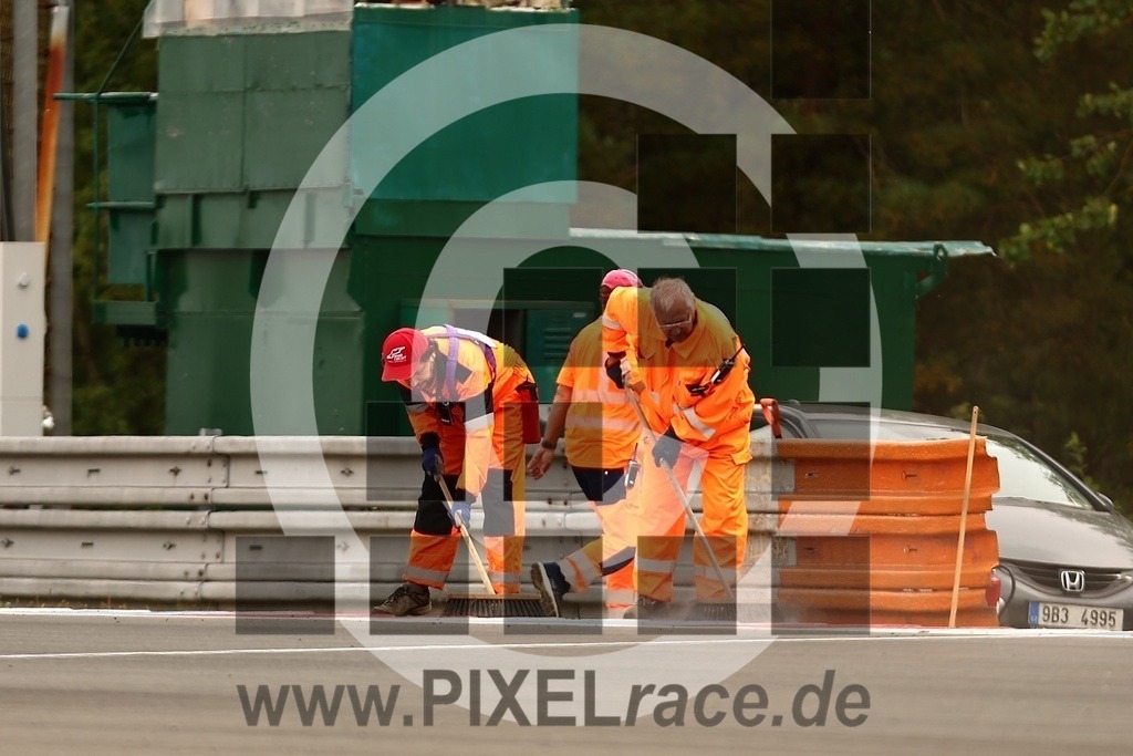 social-20250830_07342 | Schöne Erinnerungen an spannende Momente - das festzuhalten ist unser Job. PIXELrace.de ist seit 2003 auf den Rennstrecken Europas unterwegs um die Action draußen beim Fahren und die wunderbare Stimmung imm Fahrerlager für euch einzufangen.