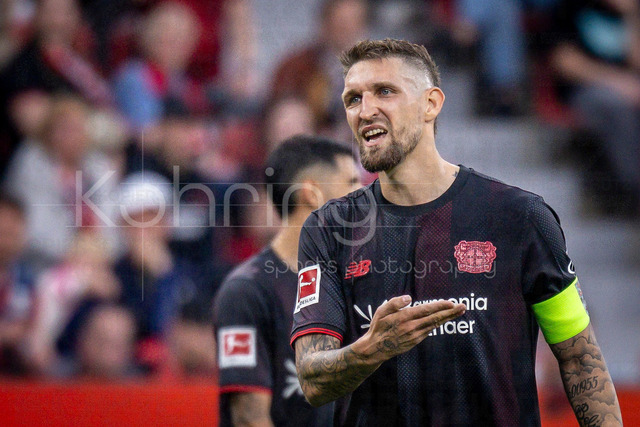 German Bundesliga, Bayer 04 Leverkusen vs. RB Leipzig, 02.05.2026 | LEVERKUSEN, GERMANY - MAY 2, 2026 :  Robert Andrich (Bayer 04 Leverkusen, 8) gestures during the German Bundesliga match on gameday 32 between Bayer 04 Leverkusen vs. RB Leipzig at BayArena on May 2, 2026 in Leverkusen, Germany. DFL REGULATIONS PROHIBIT ANY USE OF PHOTOGRAPHS AS IMAGE SEQUENCES AND/OR QUASI-VIDEO.