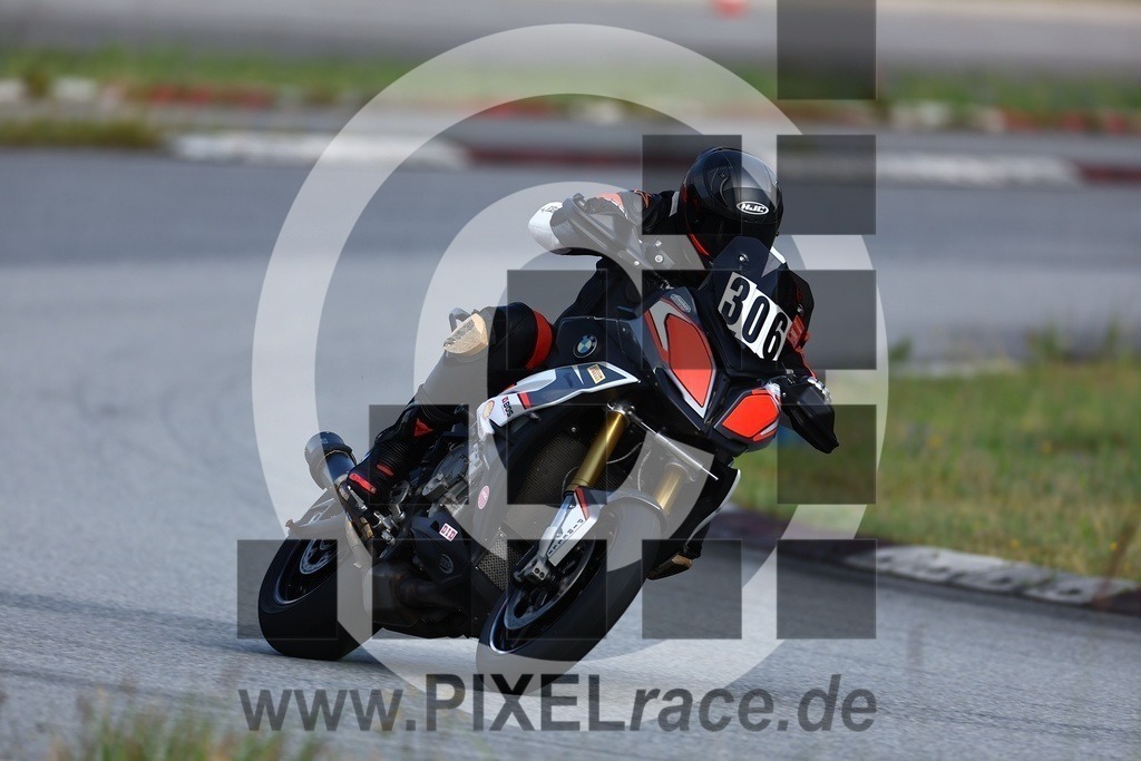 0306-20250714_01387 | Schöne Erinnerungen an spannende Momente - das festzuhalten ist unser Job. PIXELrace.de ist seit 2003 auf den Rennstrecken Europas unterwegs um die Action draußen beim Fahren und die wunderbare Stimmung imm Fahrerlager für euch einzufangen.