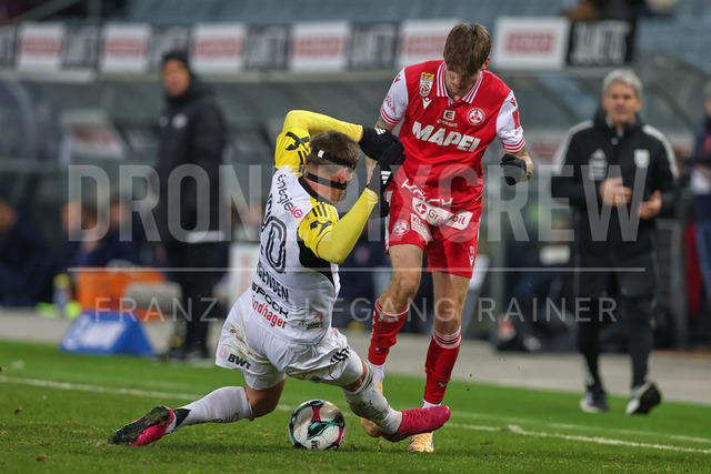 Austrian Bundesliga: Grazer AK 1902 vs LASK | GRAZ, AUSTRIA, 13.DEC.25 - SOCCER - ADMIRAL Bundesliga, Grazer AK 1902 vs LASK. The image shows Kasper Jörgensen (Lask) and Tio Cipot (GAK).