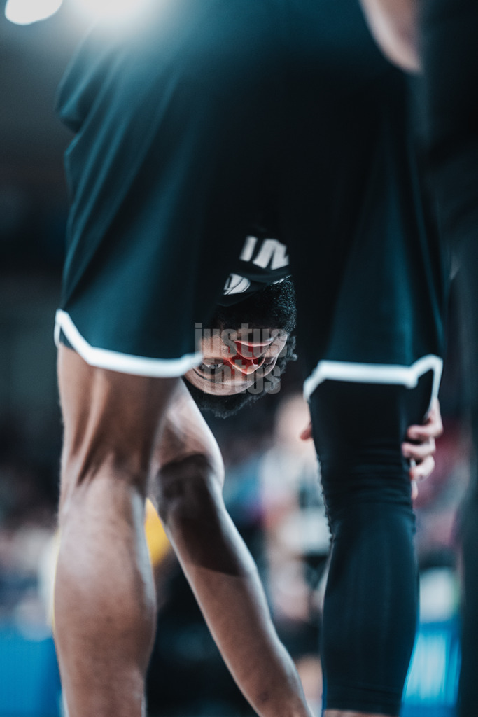 Basketball | Männer | Saison 2023/2024 | easyCredit Basketball Bundesliga | Veolia Towers Hamburg vs. EWE Baskets Oldenburg | 20.01.2024 | Aljami Durham (#42, Veolia Towers Hamburg) bindet sich die Schuhe