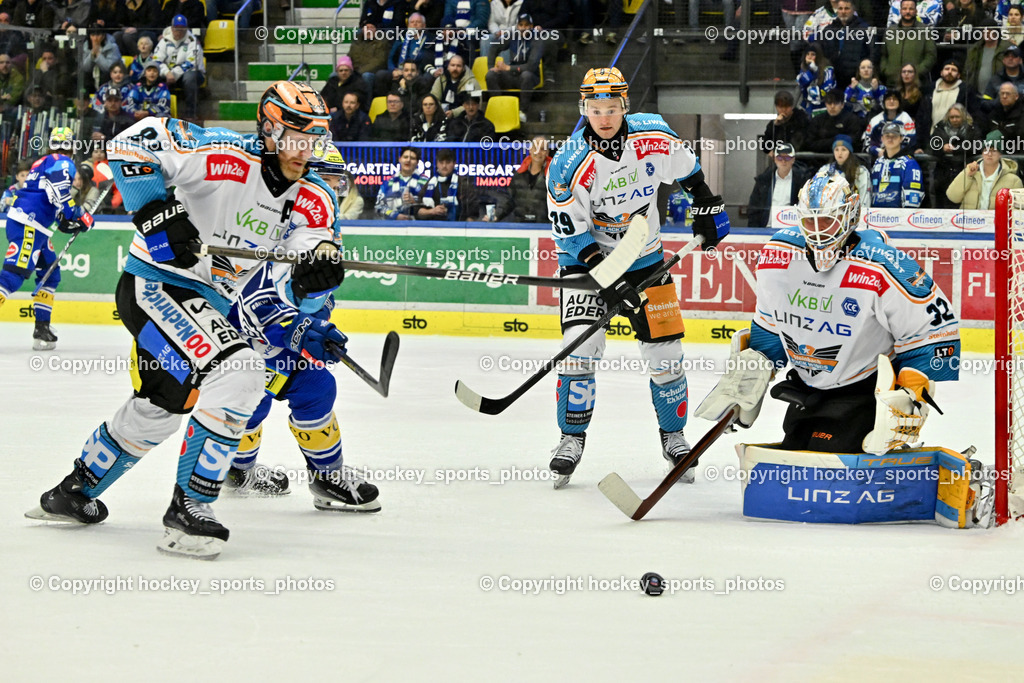EC IDM Wärmepumpen VSV vs. STEINBACH BLACK WINGS LINZ  | #81 Collins Sean Brendan BLACK WINGS LINZ, #39 Scheid Ian Christopher BLACK WINGS LINZ, #32 Tirronen Rasmus BLACK WINGS LINZ, EC IDM Wärmepumpen VSV vs. STEINBACH BLACK WINGS LINZ , EC IDM Wärmepumpen VSV vs. STEINBACH BLACK WINGS LINZ  am 28.01.2025 in Villach (Stadthalle Villach), Austria, (Photo by Bernd Stefan)