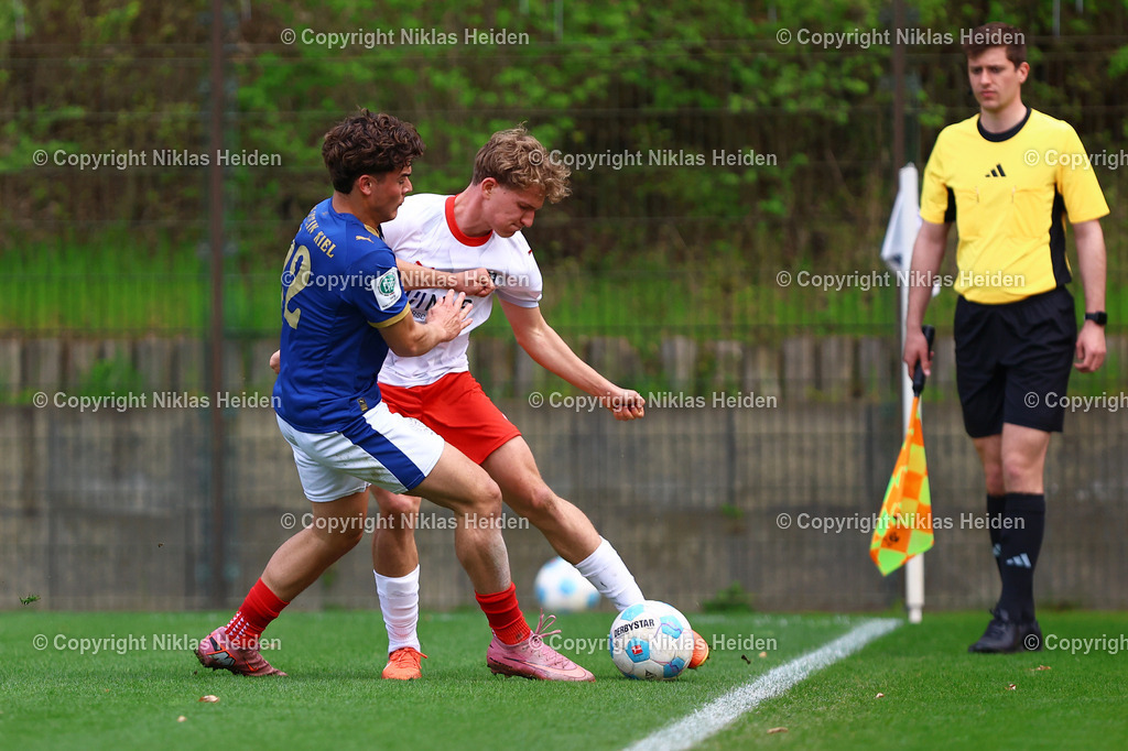NH_HolsteinKielU19_1FCHeidenheimU19_DFBNachwuchsliga_18042026 | #22 Mark Richter Monserrat (Holstein Kiel U19), #20 Leonard Gjini (1. FC Heidenheim U19)Fußball I Herren I U19 DFB-Nachwuchsliga Hauptrunde Liga A, Gruppe B I Saison 2025-2026 I 9. Spieltag I Holstein Kiel U19 - 1. FC Heidenheim U19 I 18.04..2026 I Citti-Fußball-Park