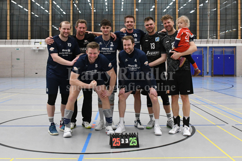 TSV Deggendorf  : VC Eitting 09 | wiedersehen er ehemaligen 3. Liga Spieler des TSV Deggendorf hinten v.l. Sebastian Schwarz; Georg Wolf; Alexej Kursov; René Räbinger; Sebastian Burgis; Constantin Schmid; vorne v.l. Christoph Reichart; Johannes Schwarz.  - Realisiert mit Pictrs.com