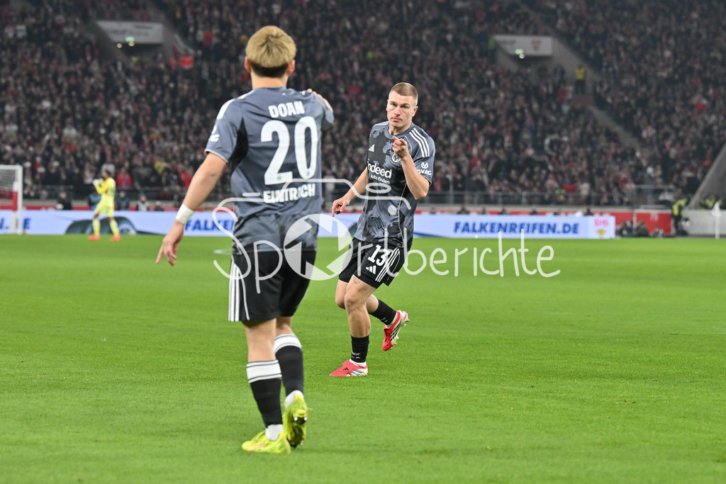 VfB Stuttgart - SG Eintracht Frankfurt | STUTTGART, GERMANY - 13. JANUARY:Jubel der Gäste nach dem Treffer zum 0-1 durch Rasmus KRISTENSEN (Eintracht Frankfurt 13) / Tor / Torschuetze / Freude / Happy während dem Bundesligamatch zwischen dem VfB Stuttgart und der SG Eintracht Frankfurt am 17. Spieltag in der MHP-Arena / DFL REGULATIONS PROHIBIT ANY USE OF PHOTOGRAPHS AS IMAGE SEQUENCES AND/OR QUASI-VIDEO