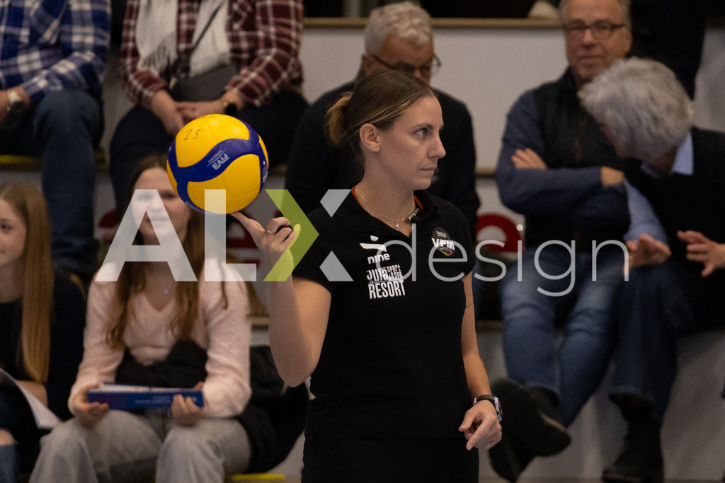 Volleyball I Frauen I Saison 2025-2026 I Volleyball NLA | Women I 1/4 Finals I VC Kanti Schaffhausen - BIWI Volleyball Franches-Montagnes I 21.02.2026 | Melanie Cina (CH) (BIWI VFM) – Head Coach - Realisiert mit Pictrs.com
