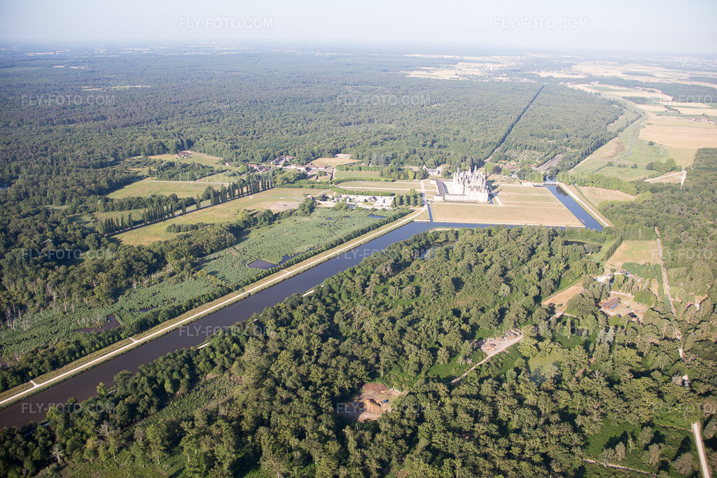 Aerial view: View of the town in Chambord in the state Loir et Cher, France. – Photo: IMG_082131.jpg taken on 06/20/2015 by Werner Riehm/FLY-FOTO.com – Resolution of the original: 5472 x 3648 px
