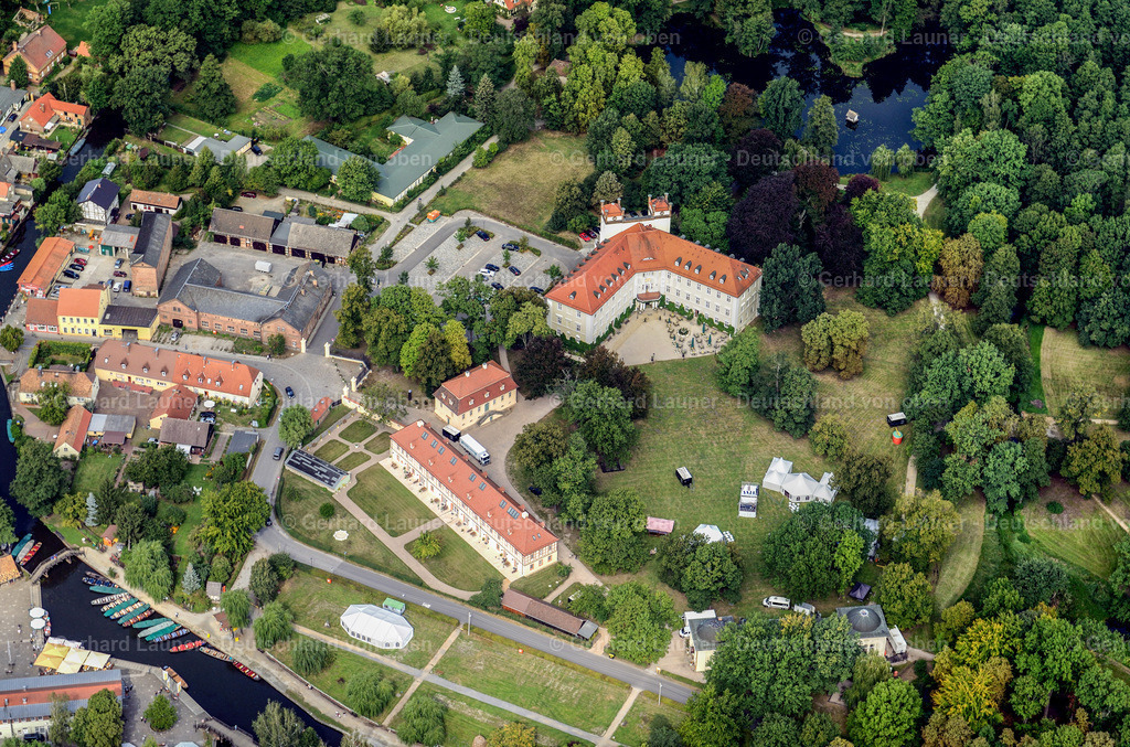 3291986 | LüBBENAU/SPREEWALD 2012 Palais des Schloss " Schloss Lübbenau - Hotelbetriebsgesellschaft Schloss Lübbenau mbH " in Lübbenau/Spreewald im Spreewald im Bundesland Brandenburg, Deutschland. // Castle hotel building " Schloss Luebbenau - Hotelbetriebsgesellschaft Schloss Luebbenau mbH " in Luebbenau/Spreewald at Spreewald in the state Brandenburg, Germany. Foto: Gerhard Launer