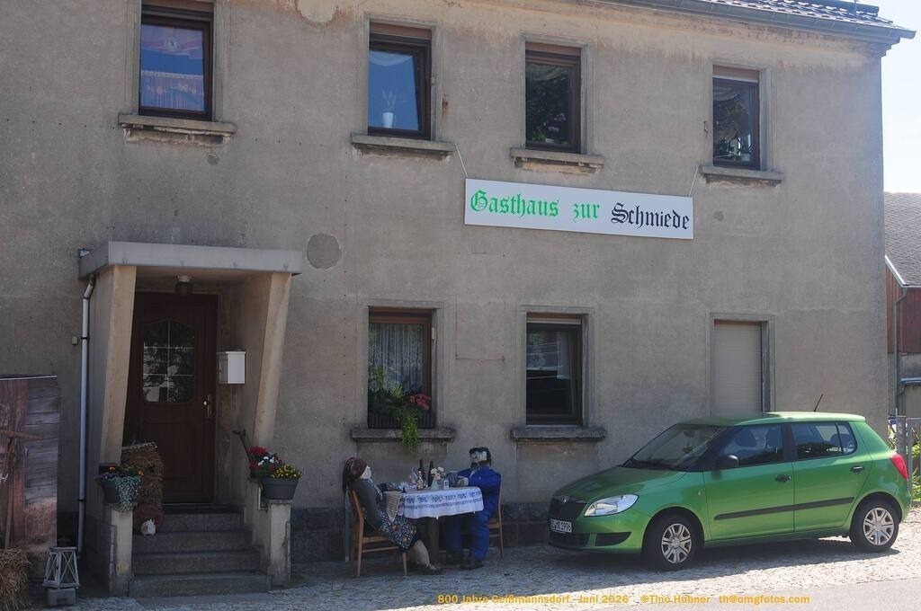 Geißmannsdorf-2026-Ortsbilder-695 | Geißmannsdorf bei Bischofswerda im Sommer 2026. Ein fotografischer Streifzug durch das Dorf Geißmannsdorf, mit Gebäuden, Straßen, Strohpuppen und geschmückten Vorgärten und Grundstücken anlässlich der 800-Jahr-Feier von Geißmannsdorf im Juni 2026 - Realisiert mit Pictrs.com