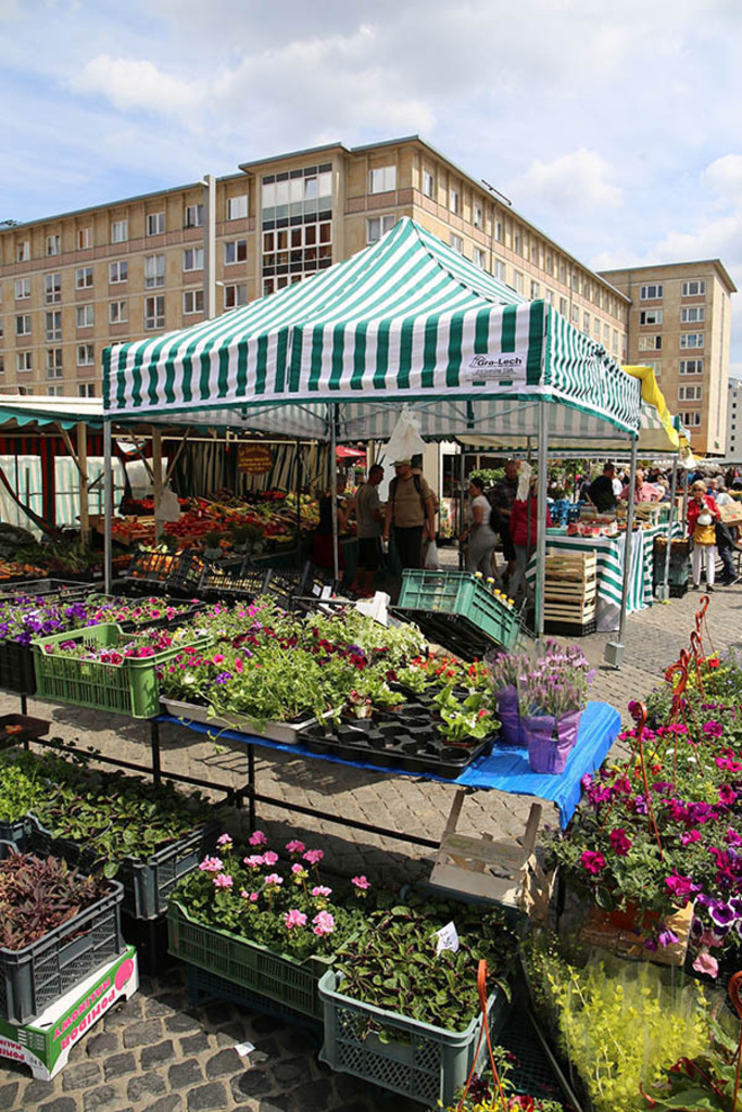 Foto: Leipzig - Wochenmarkt in der Innenstadt | Das Team hinter BILDLEXIKON LEIPZIG bündelt historische wie aktuelle Informationen über die Stadt Leipzig in Text und Bild auf einer Plattform und stellt diese der interessierten Öffentlichkeit zur Verfügung.