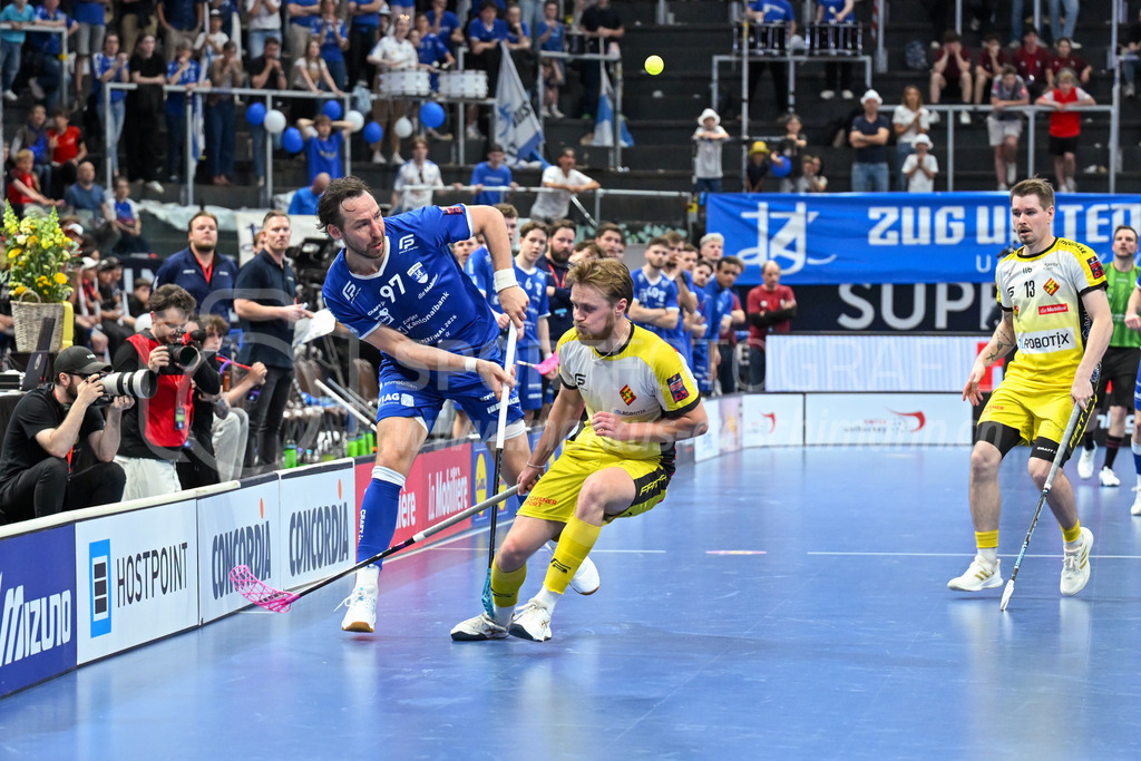 Zug United - HC Rychenberg - 25. April 2026 | Robin Nilsberth (#97 Zug United) gegen Oskar Weissbach (#6 HC Rychenberg Winterthur) am L-UPL Superfinal-Spiel zwischen Zug United und HC Rychenberg am 25. April 2026 in der BCF Arena, Fribourg, Schweiz.Bild: Sportfotografie Markus Aeschimann | www.markus-aeschimann.ch - Realized with Pictrs.com