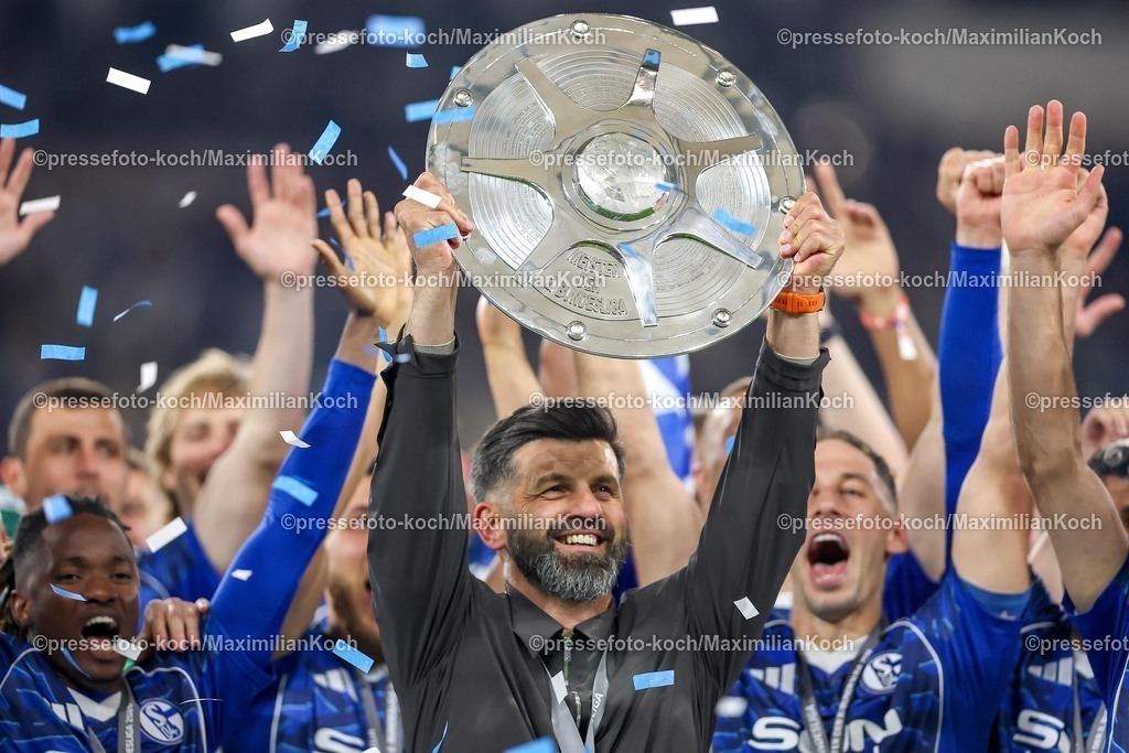 S0417052602018 | 17.05.2026, Fußball, FC Schalke 04 - Eintracht Braunschweig, 34. Spieltag, 2. Fußball Bundesliga, Veltins-Arena Gelsenkirchen, Saison 2025 2026: Schalke 04 ist Meister der 2. Bundesliga. Die Mannschaft gewinnt die Meisterschaft und steht jubelnd auf dem Spielfeld. Freude und Emotionen nach dem Sieg. Cheftrainer Miron Muslic (Schalke04)  (Mitte) mit der Meisterschale bei der Siegerehrung DFB regulations prohibit any use of photographs as image sequences and or quasi-video.