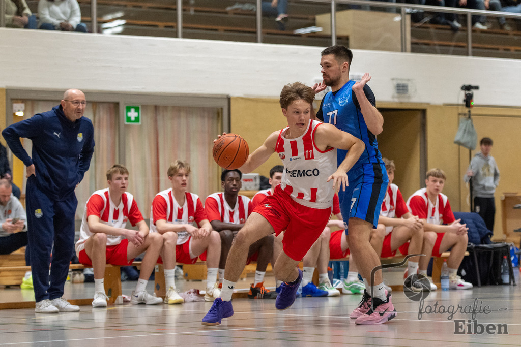 TSG Westerstede-Fortuna Logabirum | Basketball 2. Regionalliga; TSG Westerstede 2 (weiß)- Fortuna Logabirum (blau) am 12.12.2025 in Westerstede (Hössensportzentrum), Photo: Philip Eiben 2025 - Realisiert mit Pictrs.com