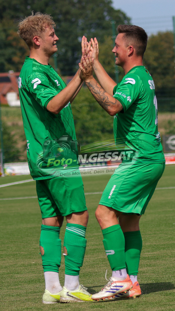 SC Enger - TuS Bruchmühlen | Auf dem Bild zu sehen: grün SC Enger: direkt Verwandelte Ecke zum 2:1 durch Igor Safonov (links), Pascal Lebek Bünder SV, TuS Bruchmühlen II, Saison 26/27, Kreisliga A, Enger, Deutschland - Realisiert mit Pictrs.com