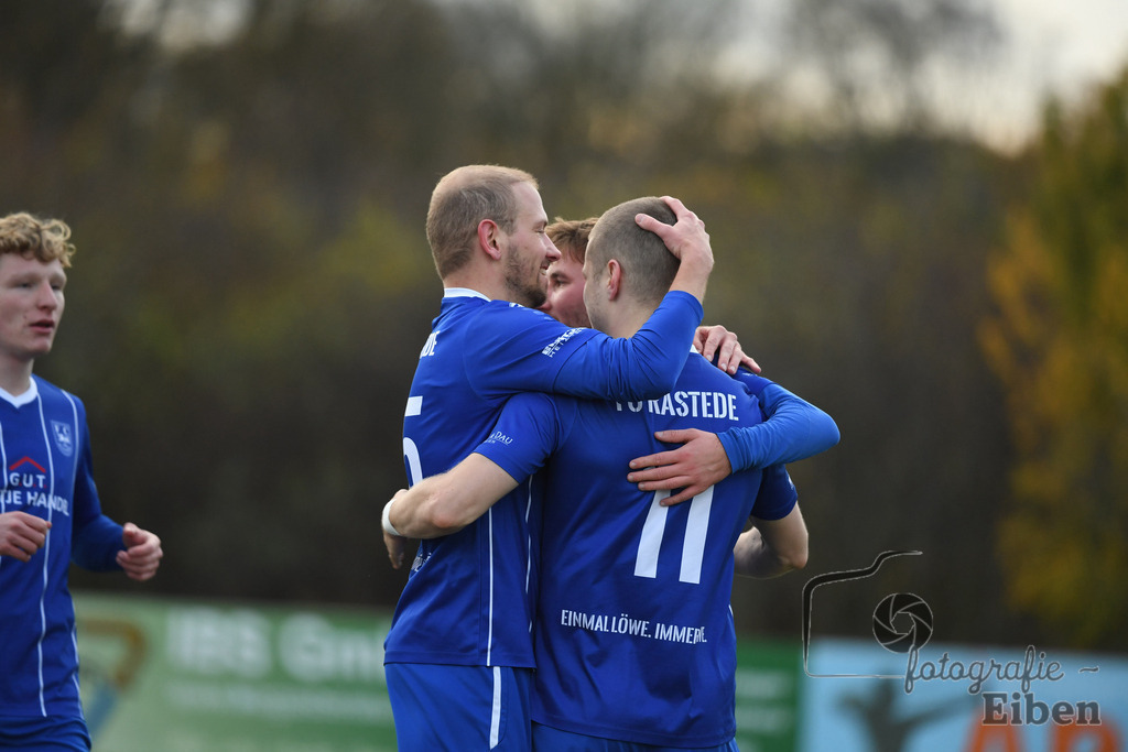 FC Rastede-FC Nordenham | Herren Bezirksliga 2; FC Rastede (blau)-FC Nordenham (gelbe Leibechen) am 16.11.2025 in Rastede (Sportanlage Köttersweg), Photo: Philip Eiben 2025 - Realisiert mit Pictrs.com