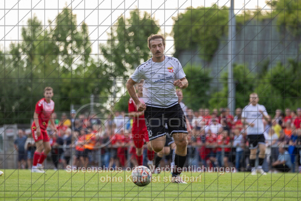 20250616_184003_0238 | #,  TV Eybach (weiß) vs. 1.FC Donzdorf II (rot), Fussball, Entscheidungsspiel 3 in Kreisliga A3 - Bezirk Neckar/Fils, Saison 2024/2025, Rasensportplatz, Staufenecker Str. 41, 73084 Salach, 16.06.2025 - 18:30 Uhr,Foto: PhotoPeet-Sportfotografie/Peter Harich