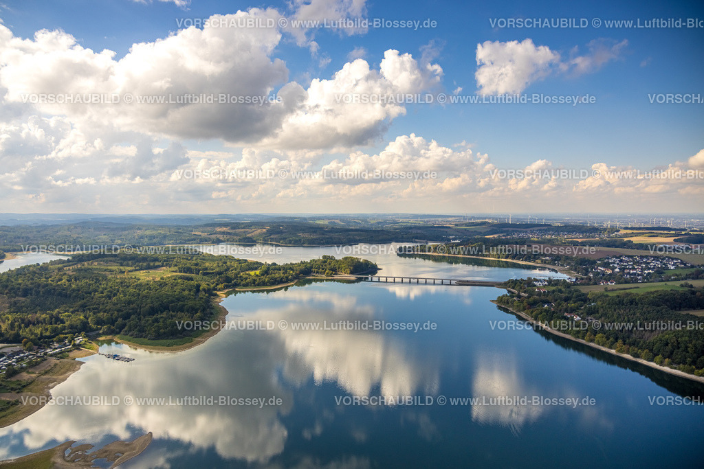 Moehnesee220902285 | Luftbild, Delecker Brücke, Fernsicht und blauer Himmel mit Wolken, Spiegelung der Wolken im Möhnesee, Delecke, Möhnesee, Sauerland, Nordrhein-Westfalen, Deutschland