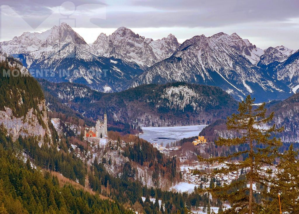 mis_110914bf01.JPG | 30.01.2022,  Schwangau bei Füssen im Allgäu, Wintertag auf dem Wanderpfad zur Rohrkopfhütte,  am Wanderweg entlang hat man einen tollen Blick auf die Allgäuer Alpenkette und die Füssener Königsschlösser. - Realisiert mit Pictrs.com
