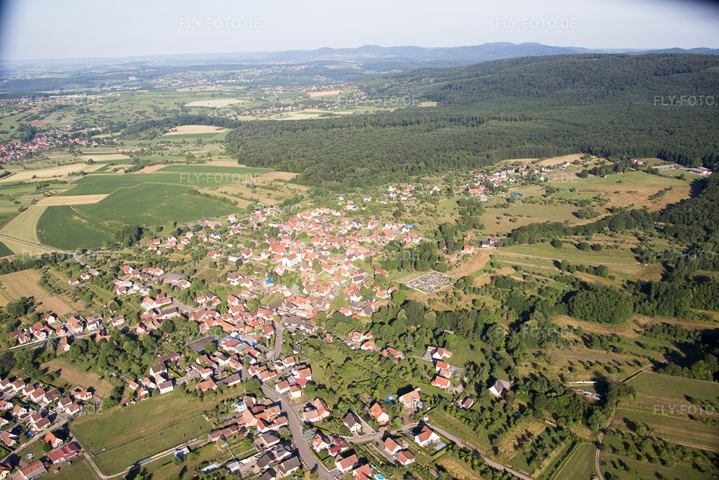 Luftbild: Ortsansicht in Lampertsloch im Bundesland Bas-Rhin in Frankreich. Foto: IMG_082974.jpg vom 26.06.2015 durch Werner Riehm/FLY-FOTO.de