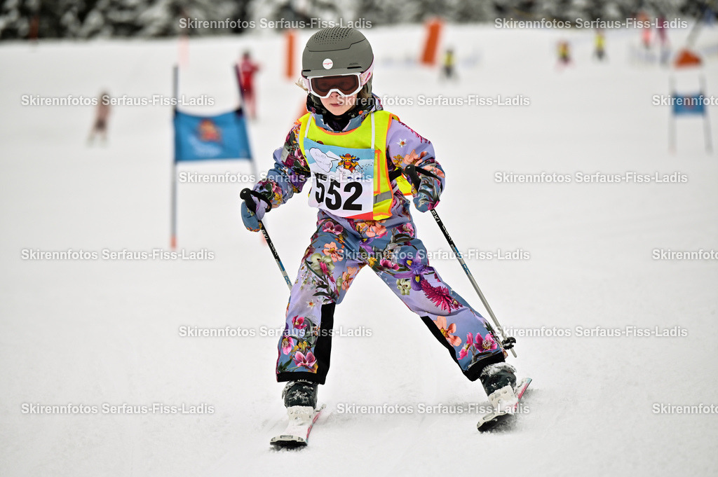 SRF_20.02.2026_0531 | Skirennfotos,Serfaus,Fiss,Ladis,Kinderskirennen,Winter,Tirol,Oberland,skirace,SFL,feelfree,weil wir's genießen,ski,Ski,skifahren,Sonnenplateau, - Realisiert mit Pictrs.com